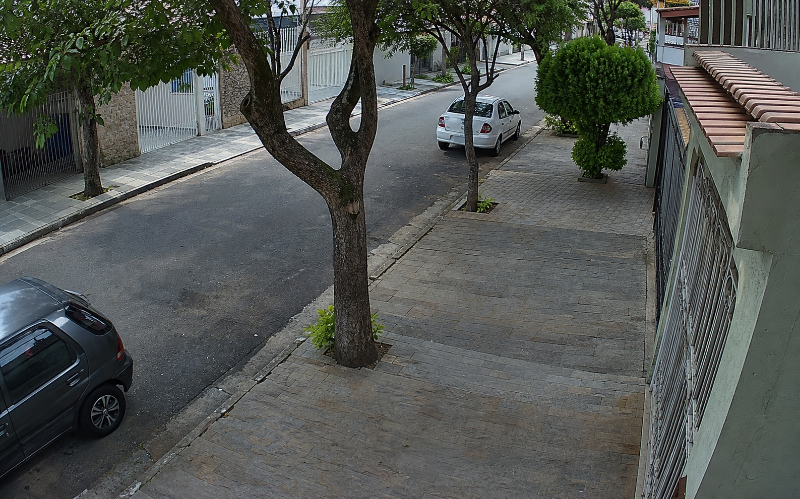 Camera monitorando uma rua residencial
